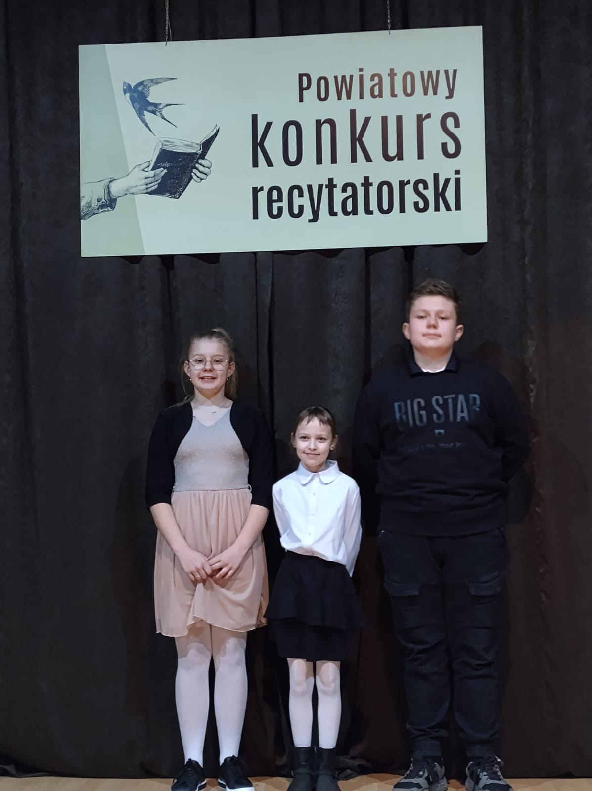 Uczniowie podczas Powiatowego Konkursu Recytatorskiego Mały OKR 2024